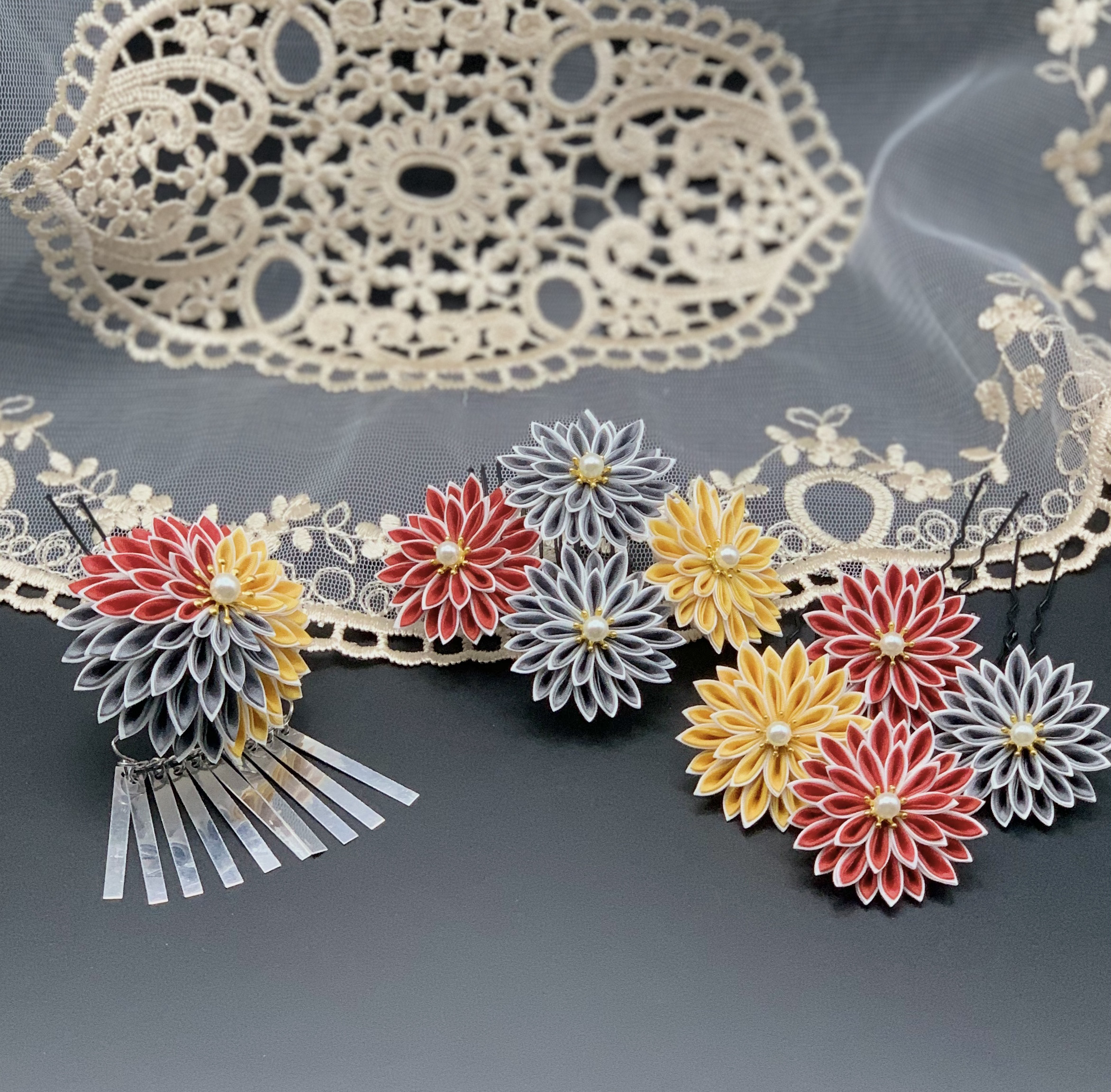 ≪訳あり≫つまみ細工　髪飾りセット　正絹　菊の花　銀ビラ　グレー×黒×赤×黄色｜成人式髪飾り　振袖　卒業式　袴　和装