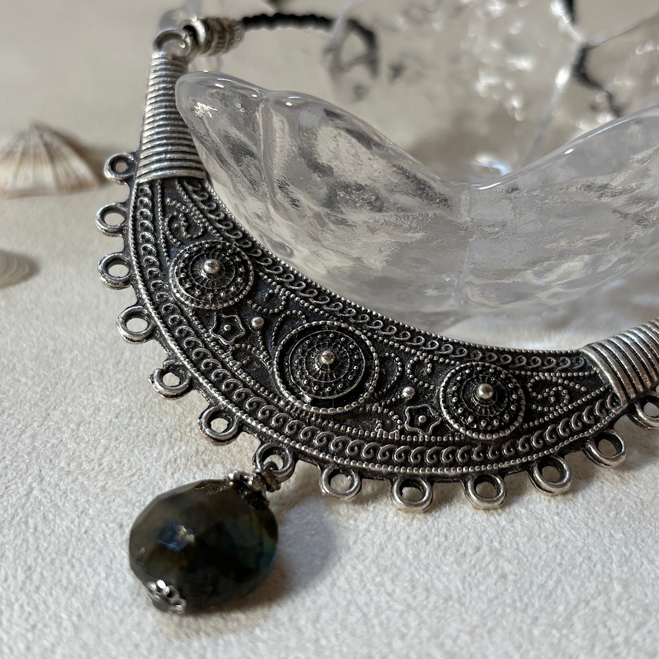 ”イスタンブールパーツと大粒のラブラドライトのネックレス” ボーダレススタイル_Kシリーズ_24N158