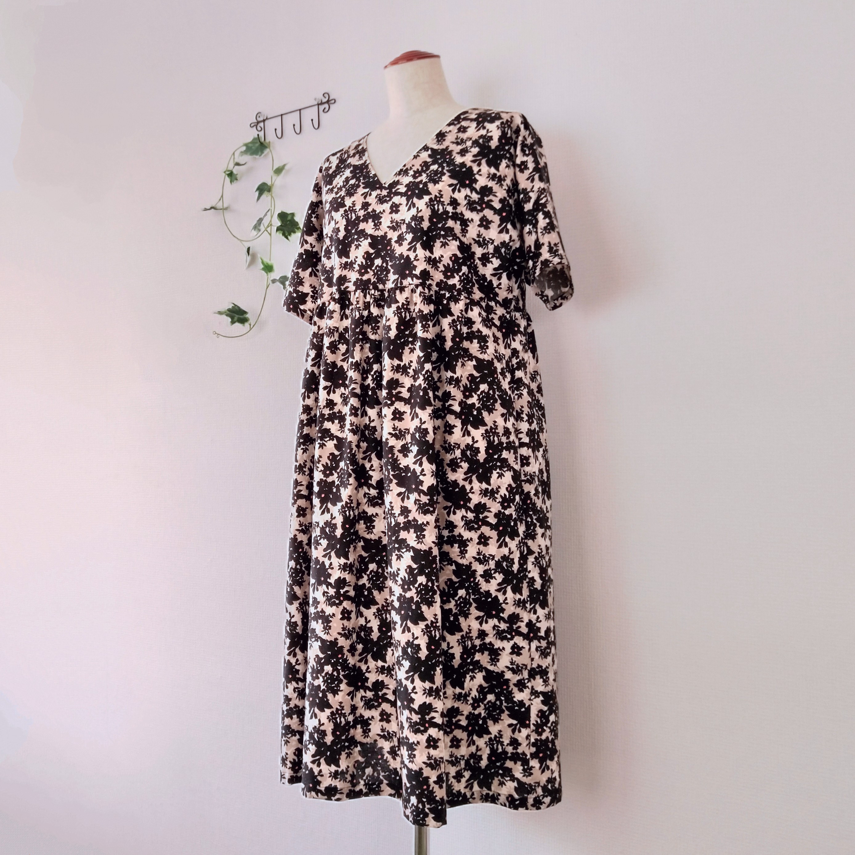 【送料無料】コットンリネンキャンブリック黒花柄ワンピース