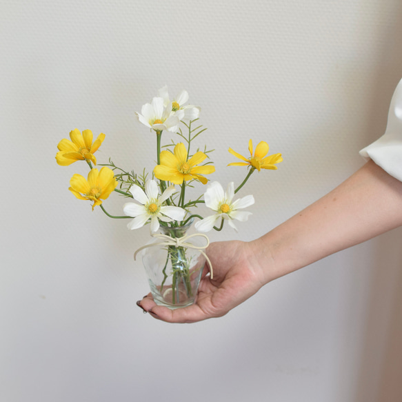 さりげなく可愛い♪キバナコスモスとホワイトコスモス《フェイクウォーターアレンジ》Creema限定 7枚目の画像