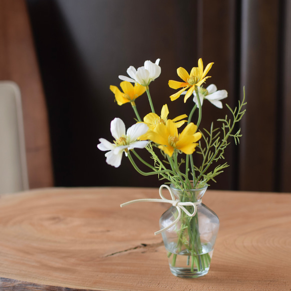 さりげなく可愛い♪キバナコスモスとホワイトコスモス《フェイクウォーターアレンジ》Creema限定 5枚目の画像