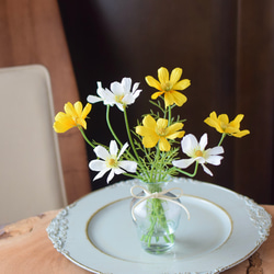 さりげなく可愛い♪キバナコスモスとホワイトコスモス《フェイクウォーターアレンジ》Creema限定 2枚目の画像