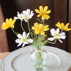 さりげなく可愛い♪キバナコスモスとホワイトコスモス《フェイクウォーターアレンジ》Creema限定 4枚目の画像