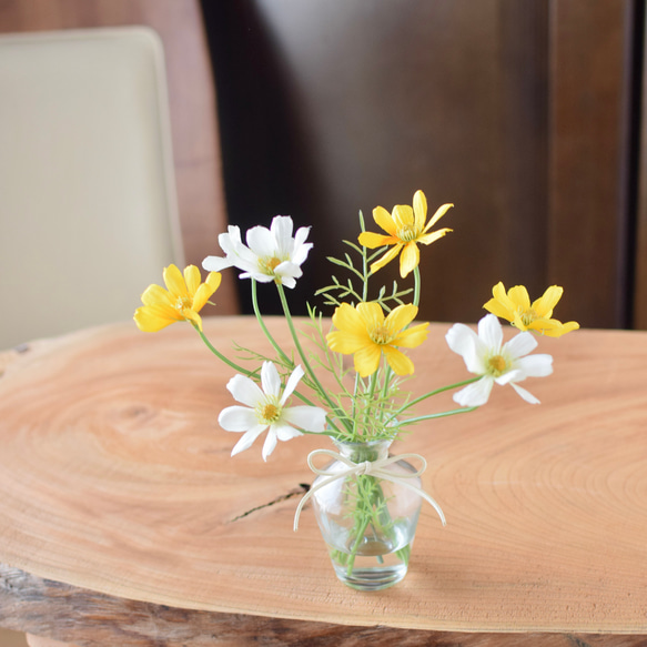 さりげなく可愛い♪キバナコスモスとホワイトコスモス《フェイクウォーターアレンジ》Creema限定 3枚目の画像