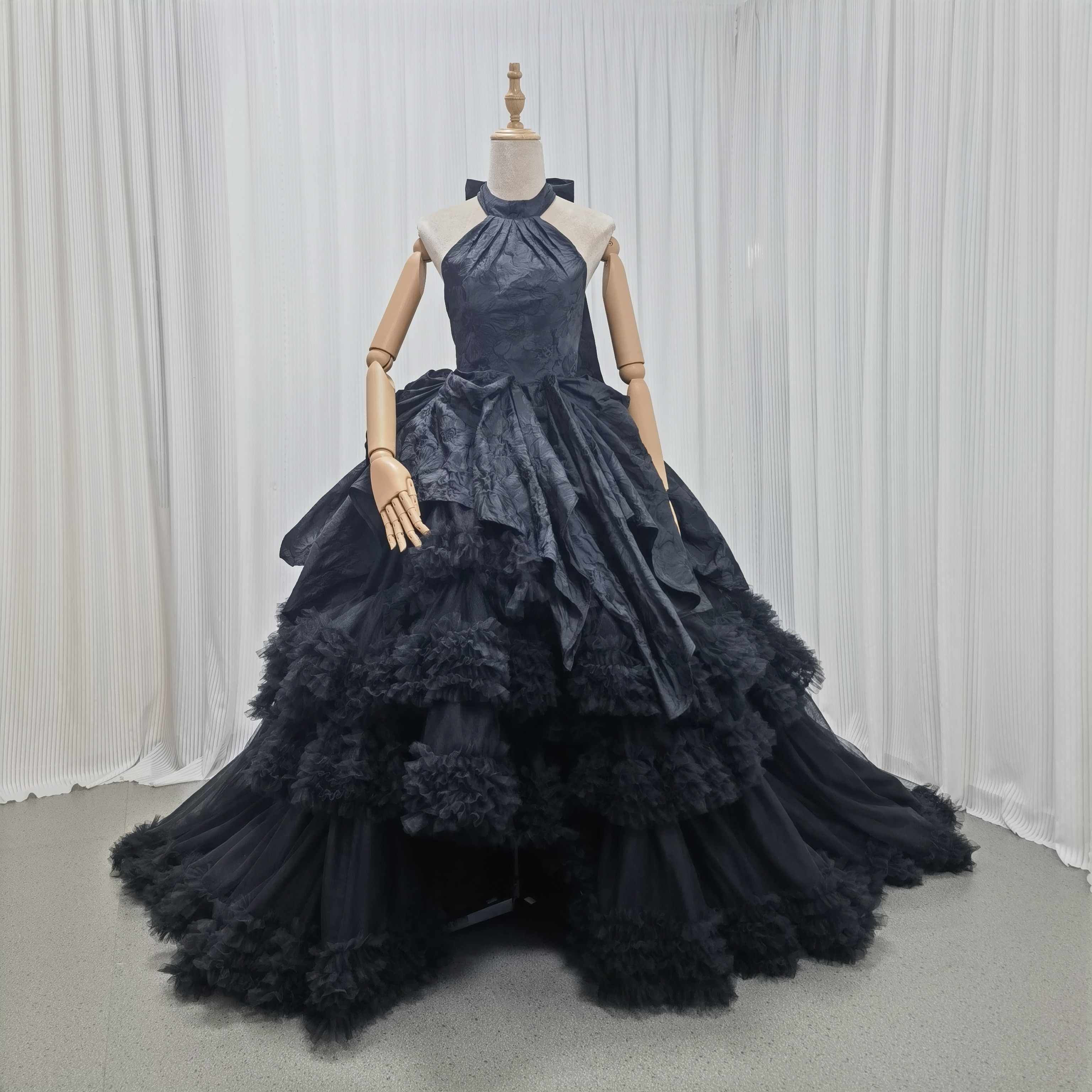 送料無料！カラードレス ホルターネック 背中見せ リボントレーン ブラック ジャガード生地  花嫁/ウェディングドレス