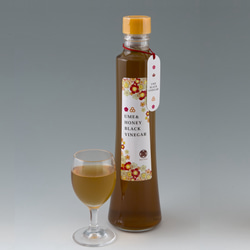 ＼New／ はちみつ梅黒酢2本セット 化粧箱入（３００ｍｌ×2本） 3枚目の画像