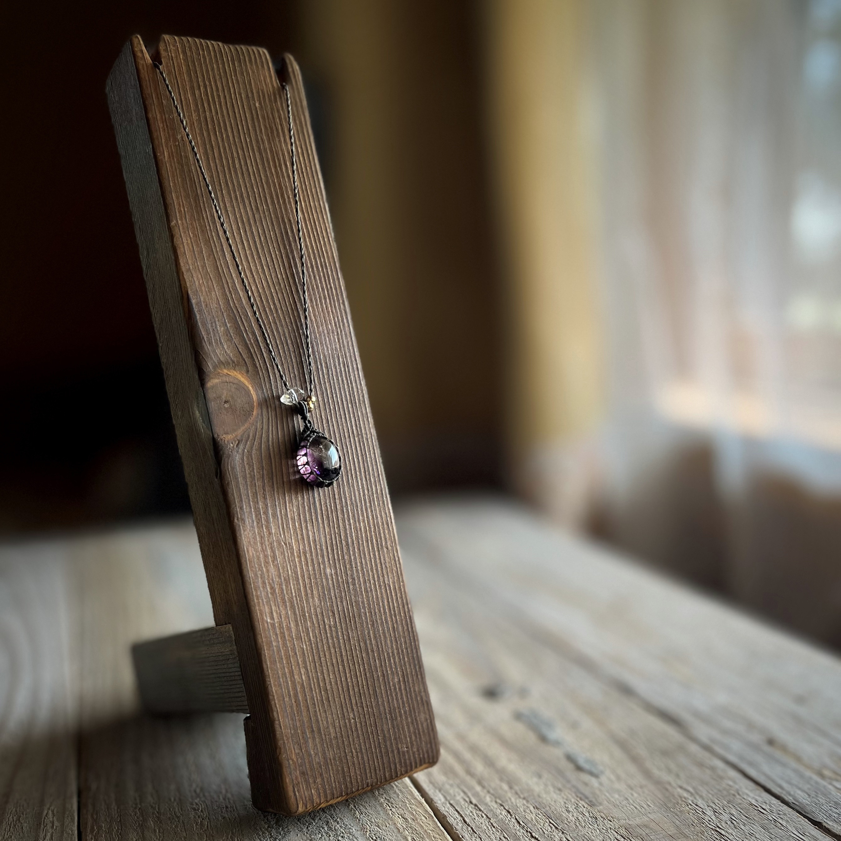 小さなエレスチャルクォーツのマクラメネックレス