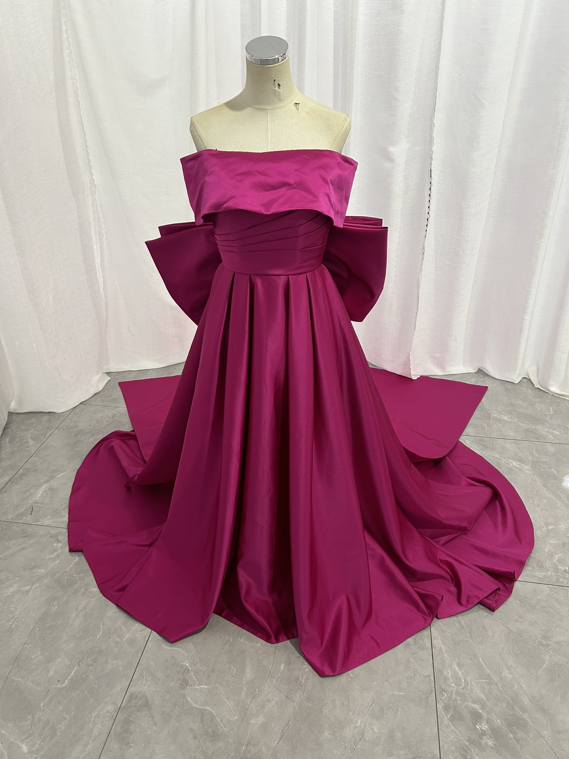 カラードレス ビビッドピンク オフショルダー 豪華なバックリボン 光沢サテン 披露宴