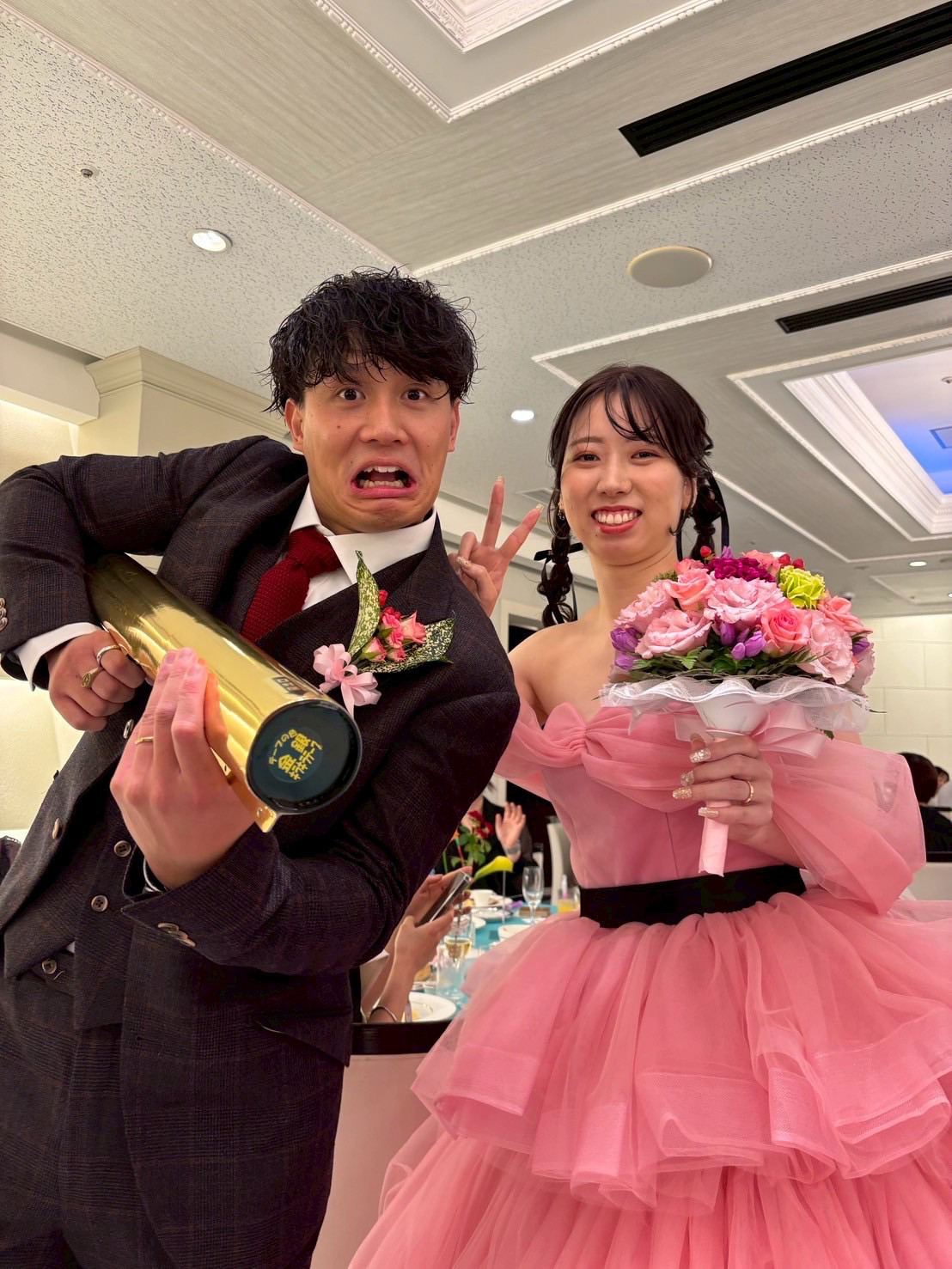 実例写真！カラードレス ピンク ティアードのドレス サッシュベルト オフショルダー プリンセスライン 結婚式