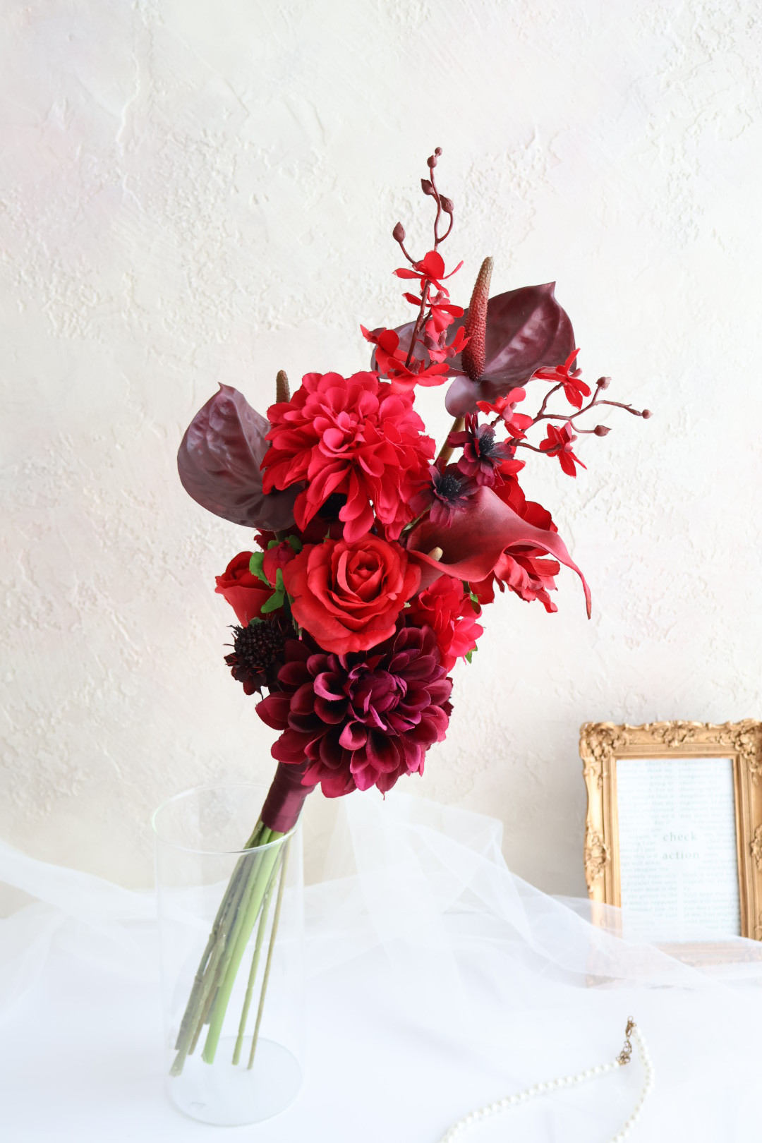 赤×ボルドーのアームブーケ／ウェディングブーケ／結婚式／前撮り／エレガントブーケ／アーティフィシャルフラワー