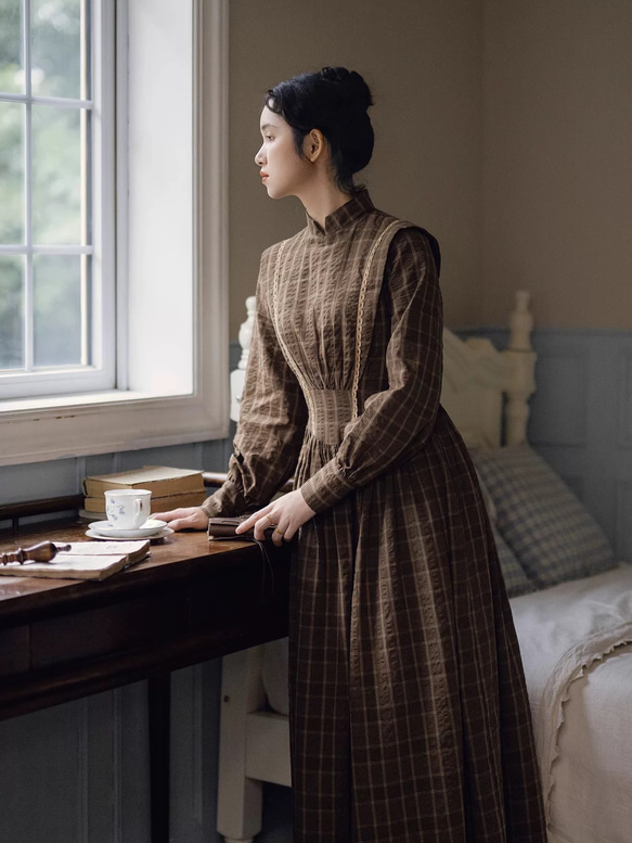 アンティーク調　スタントカラーレース付き　綿100%長袖ロングワンピース【秋冬春】ブラウンチェック柄 1枚目の画像