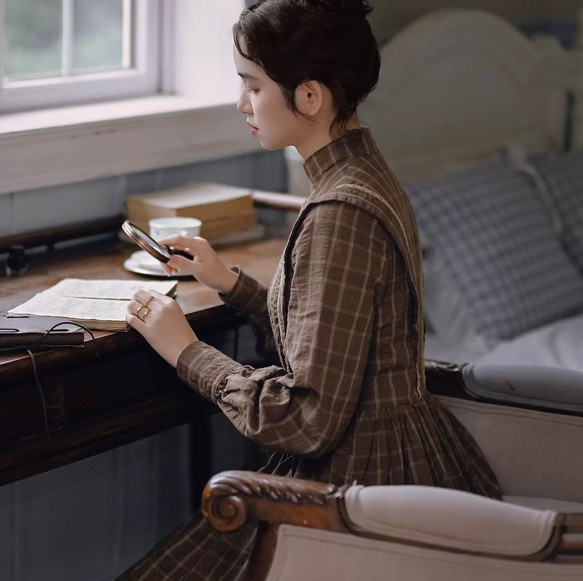 アンティーク調　スタントカラーレース付き　綿100%長袖ロングワンピース【秋冬春】ブラウンチェック柄 4枚目の画像