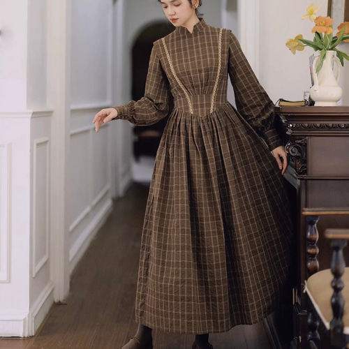 ブラウン系チェック柄長袖ロングワンピースと袖無しエプロン風