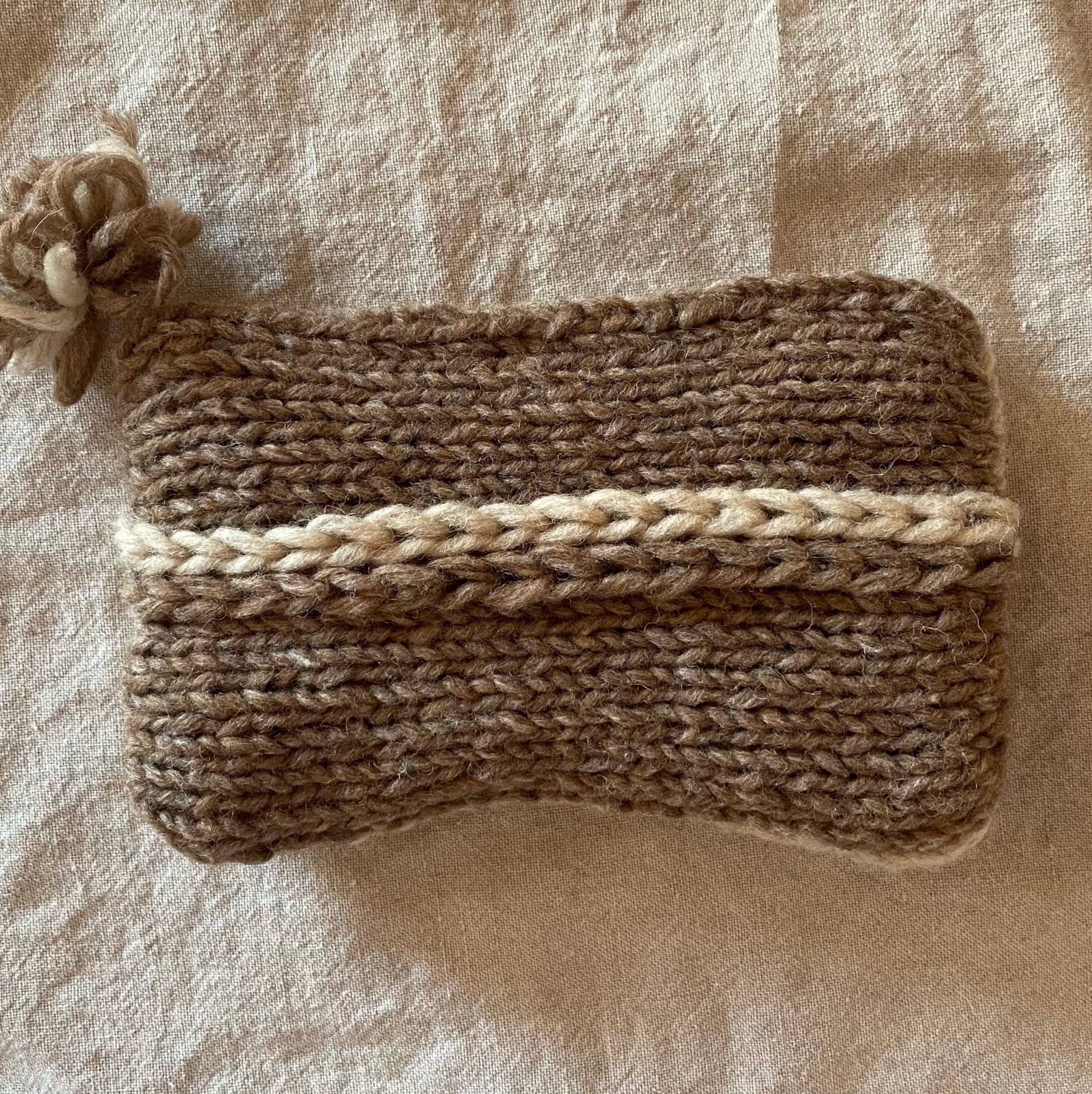 落書き模様みたいなボンボン付きニットポーチ　no.231