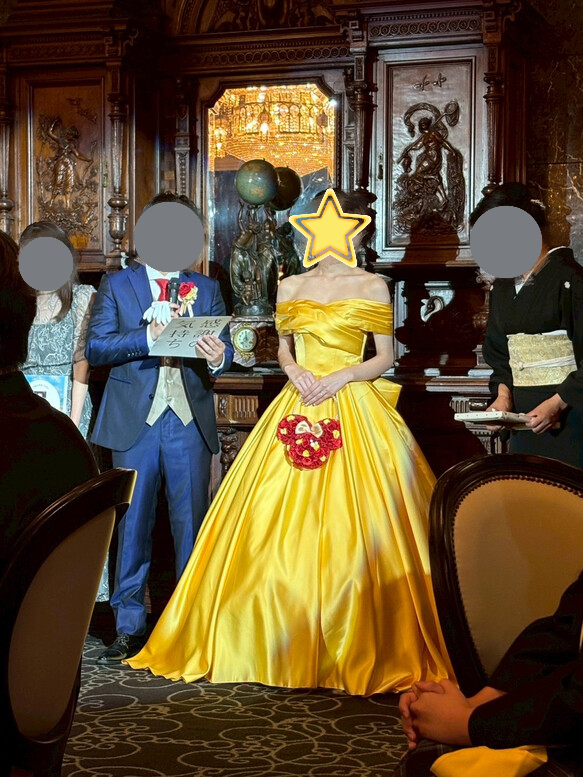 実例写真！カラードレス イエロー  オフショルダー ふっくら柔らかなバックリボン くるみボタン 光沢感 結婚式