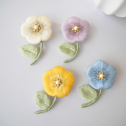 ohanaシリーズ》一輪 刺繍ブローチ 全4色【ホワイト・ブルー