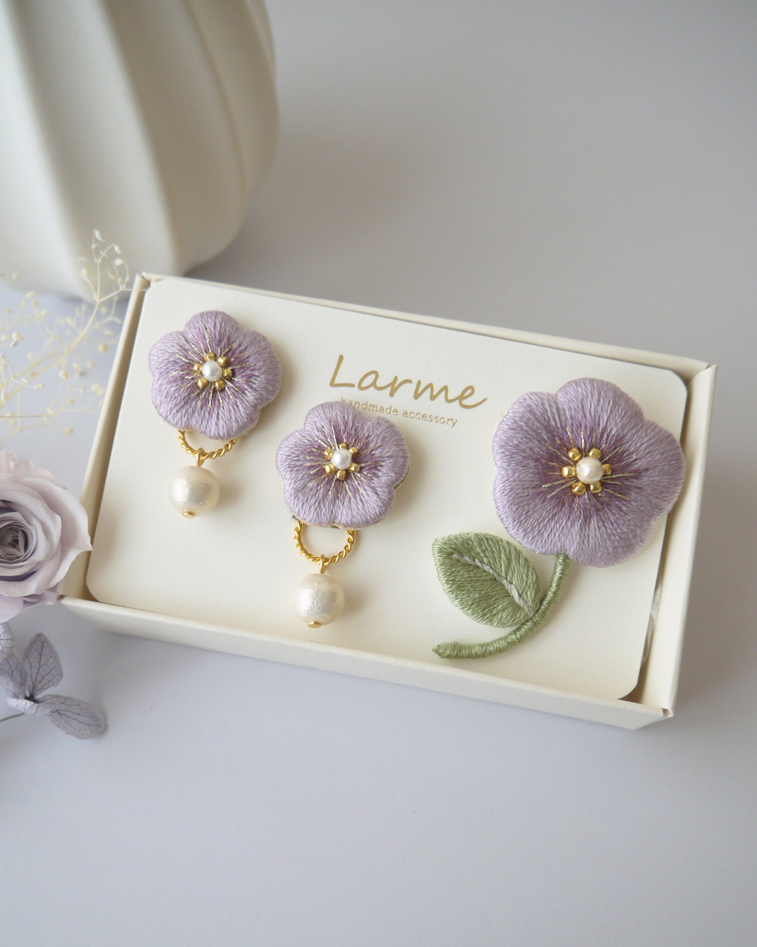 《ohanaシリーズ》刺繡アクセサリーセット 刺繍ブローチ＆刺繍ピアス・イヤリング2Wayパールチャーム 【ラベンダー】
