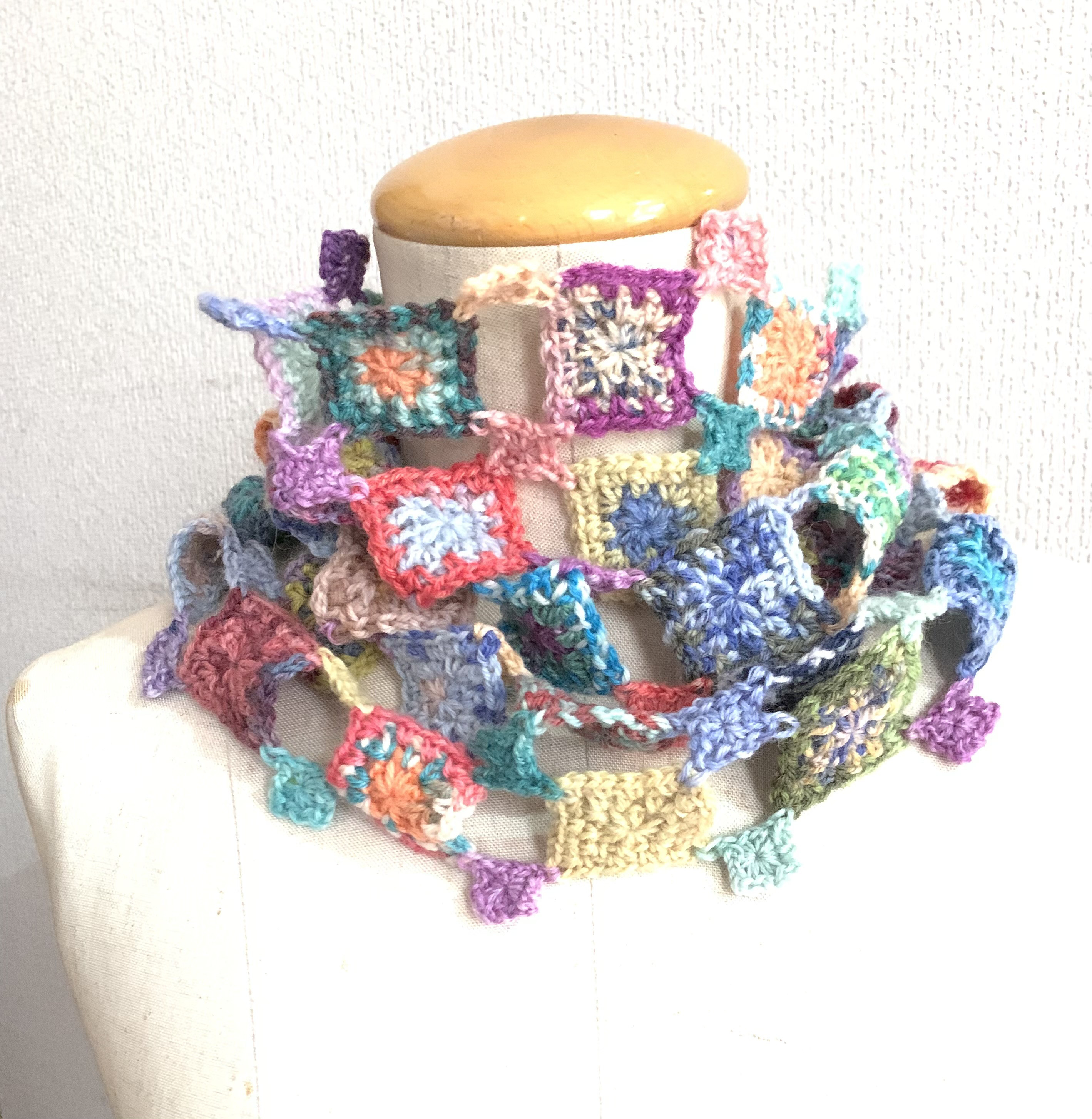 人気のかぎ針編み　カラフルスヌードティアラ