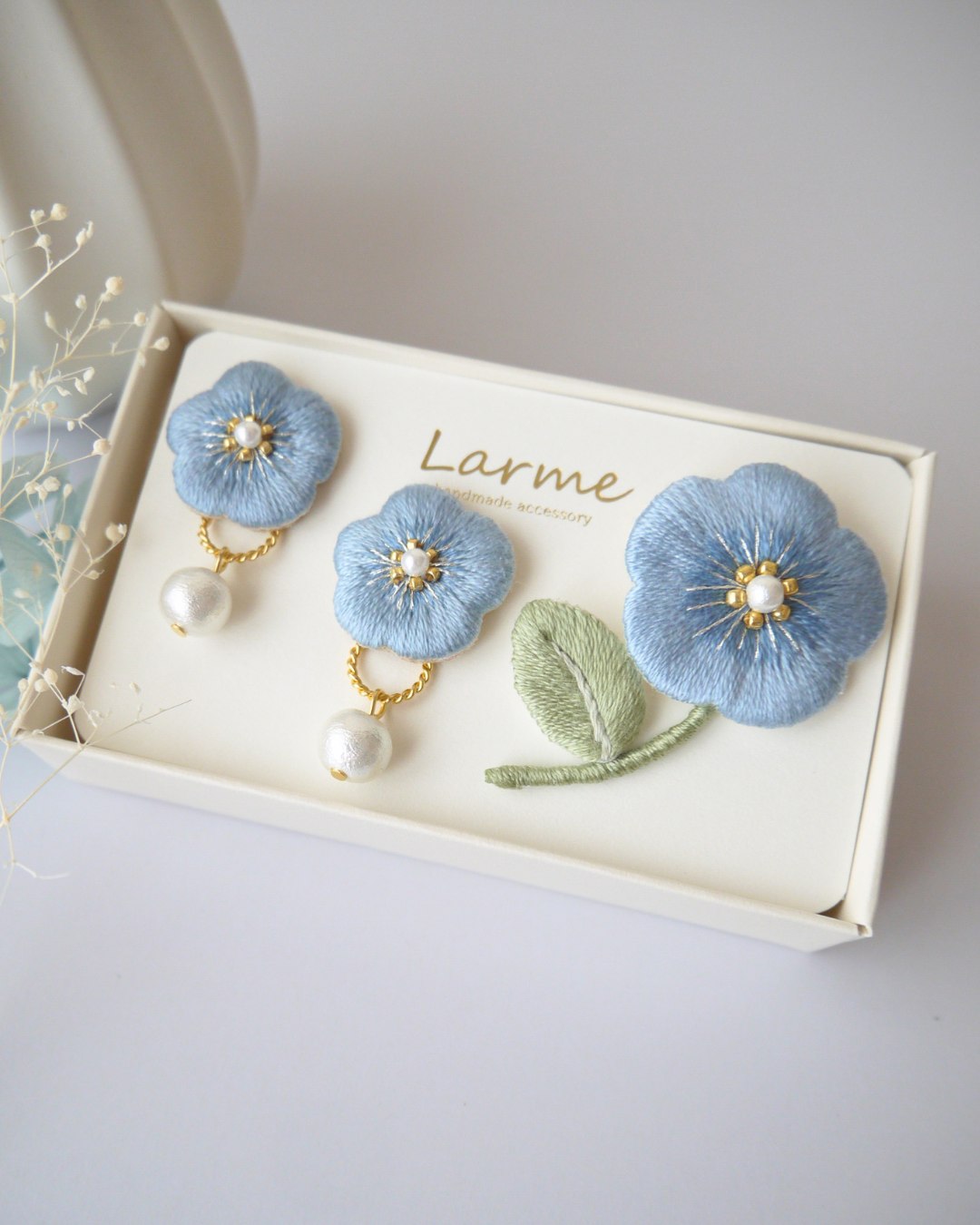 《ohanaシリーズ》刺繡アクセサリーセット  刺繍ブローチ＆刺繍ピアス・イヤリング2Wayパールチャーム 【ブルー】 11,700円
