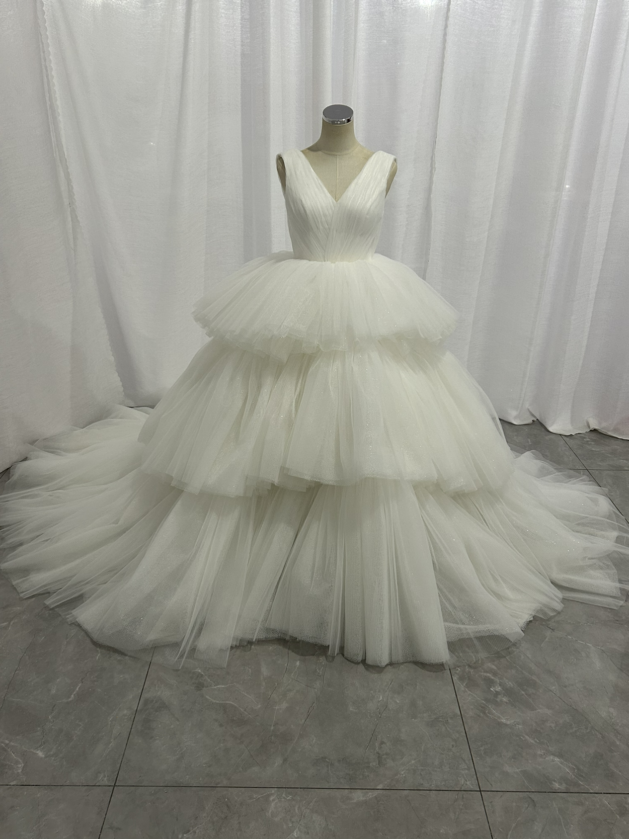 美品！ウエディングドレス Vネック キラキラチュール 柔らかく重ねたチュールスカート 前撮り