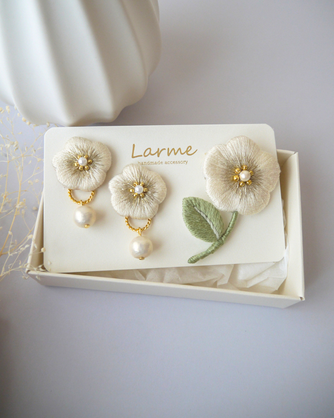 《ohanaシリーズ》刺繡アクセサリーセット一輪 刺繍ブローチ＆刺繍ピアス・イヤリング２Wayチャーム 【ホワイト】