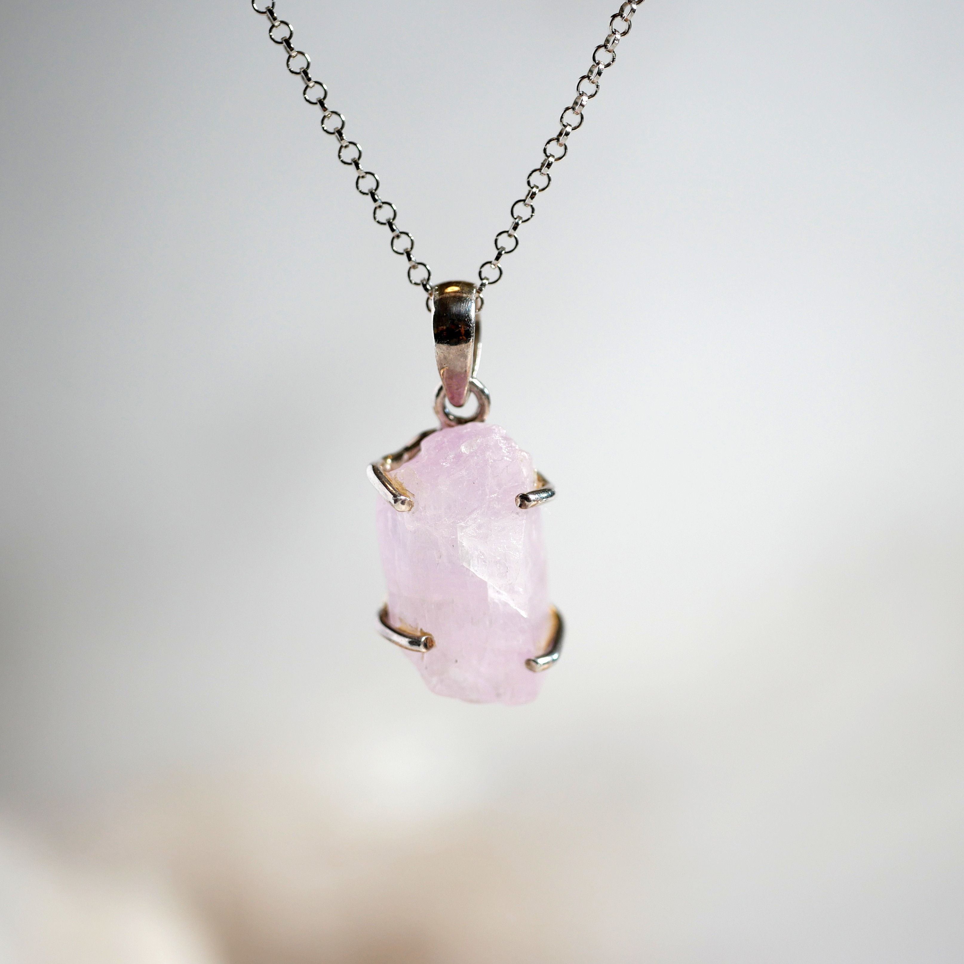 優しいピンクに癒されるクンツァイトのネックレス