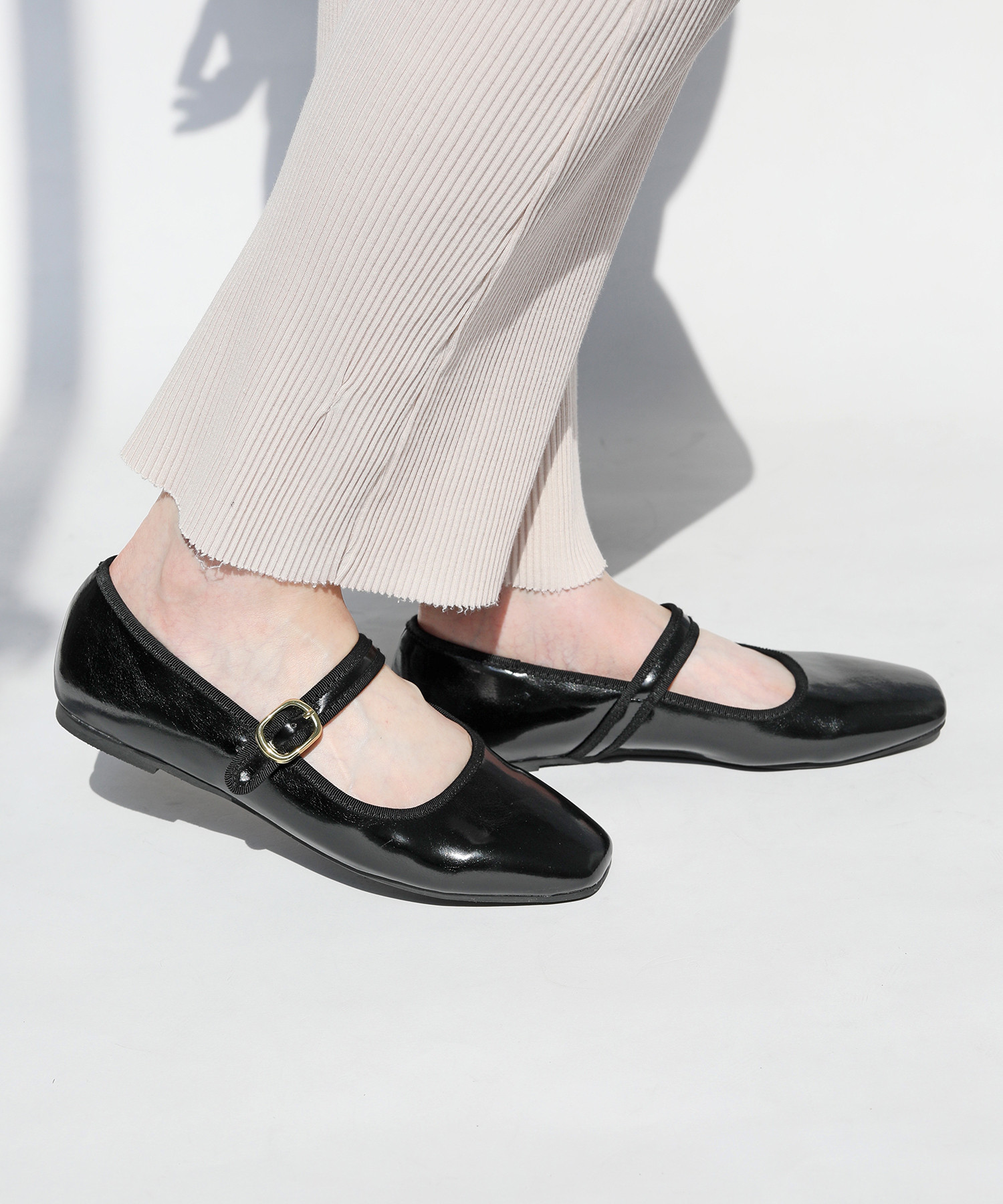 光沢ブラックの大人かわいいメリージェーン！脱ぎ履き楽◎歩きやすいスクエアトゥフラットパンプス【S/M/L/LL】