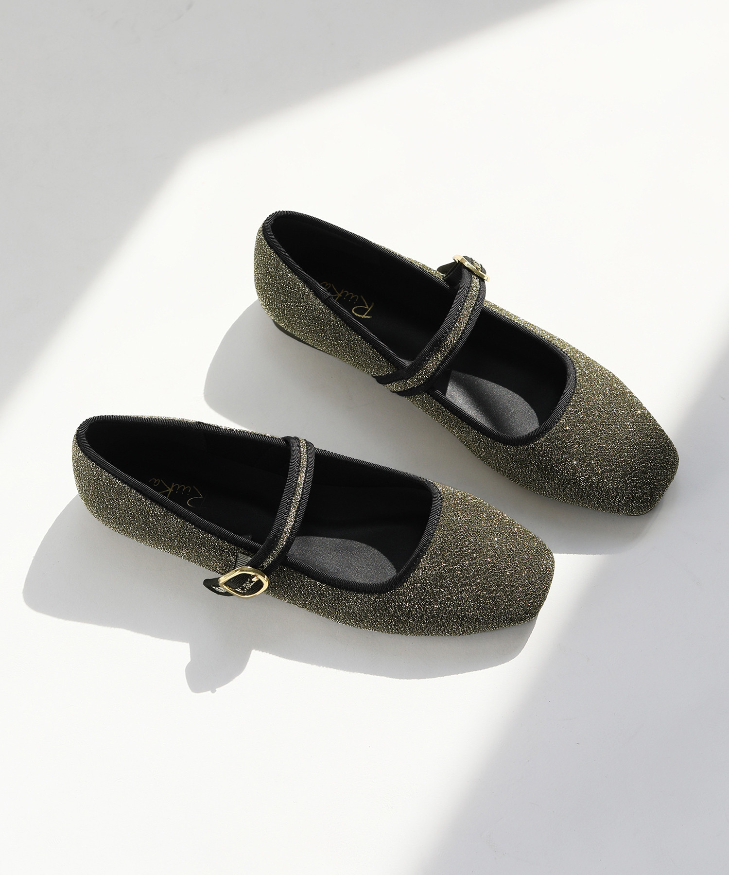 ラメ素材がきらめくゴールド メリージェーン！脱ぎ履き楽◎歩きやすいスクエアトゥフラットパンプス【S/M/L/LL】