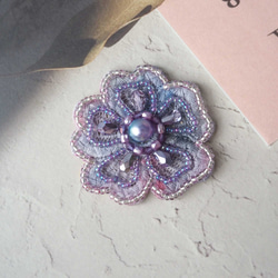 【一点物】手染めレースとビーズ刺繍のフラワーブローチ 1枚目の画像