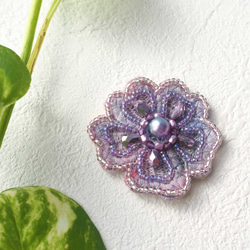 【一点物】手染めレースとビーズ刺繍のフラワーブローチ 3枚目の画像