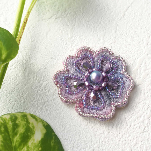 【一点物】手染めレースとビーズ刺繍のフラワーブローチ 3枚目の画像