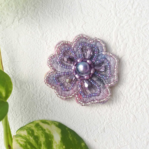 【一点物】手染めレースとビーズ刺繍のフラワーブローチ 2枚目の画像