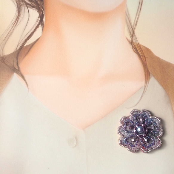 【一点物】手染めレースとビーズ刺繍のフラワーブローチ 4枚目の画像