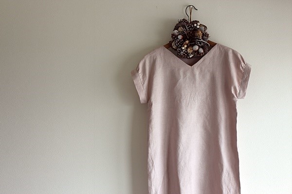【セール 22％オフ送料無料】現品のみ リネンバックフロントワンピース　グレイッシュピンク