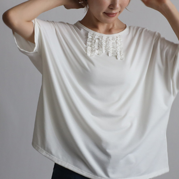最終ＳＡＬＥ　スムース伸縮ストレッチ カットソー生地  胸元フリルかぶるだけプルオーバーTシャツゆったり白F96A