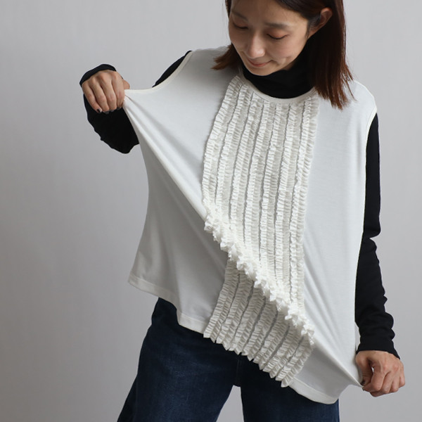 最終ＳＡＬＥスムース伸縮ストレッチ カットソー生地　小花フリル ノースリーブ ブラウス　インナー重ね着 ホワイトF97A