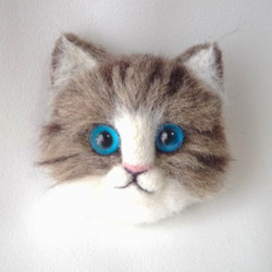 羊毛フェルト 猫 ブローチ 毛長 キジ白猫 羊毛フェルト tiny carrot