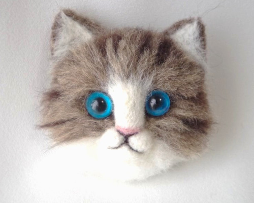 【今月の推し猫】羊毛フェルトブローチ リアルで可愛いペルシャ猫　キャリコ 猫ブローチや肖像画みたいな羊毛猫がかわいい！猫好き羊毛作家が