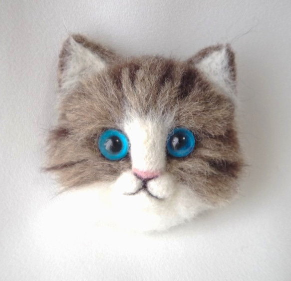 羊毛フェルト 猫 ブローチ 毛長 キジ白猫 羊毛フェルト tiny carrot