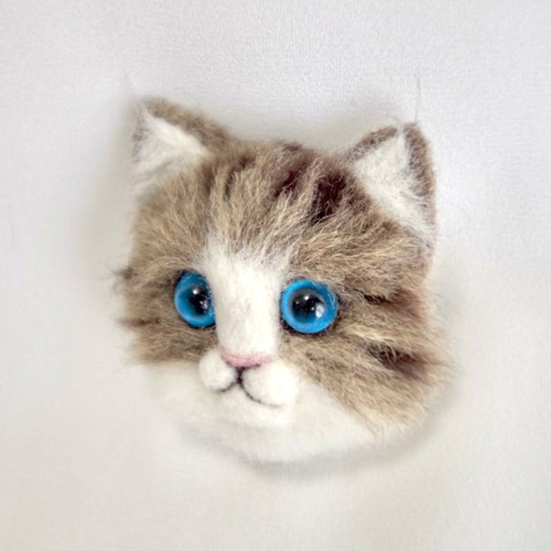 羊毛フェルト 猫 ブローチ 毛長 キジ白猫 羊毛フェルト tiny carrot