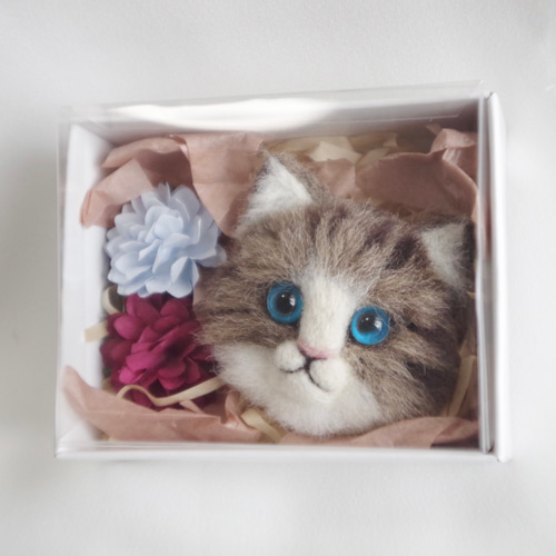 【期間限定の断捨離です。 】 羊毛フェルト 猫 ブローチ 今日はブローチです。 いつも白黒猫君から作り始めます🤗 女の子も作り