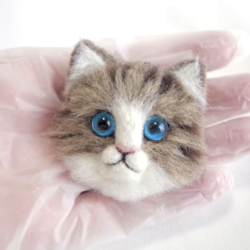 羊毛フェルト 猫 ブローチ 毛長 キジ白猫 羊毛フェルト tiny carrot