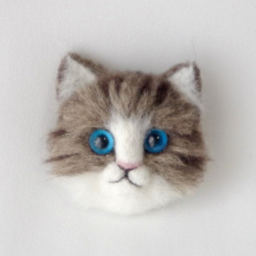 羊毛フェルト 猫 ブローチ 毛長 キジ白猫 羊毛フェルト tiny carrot