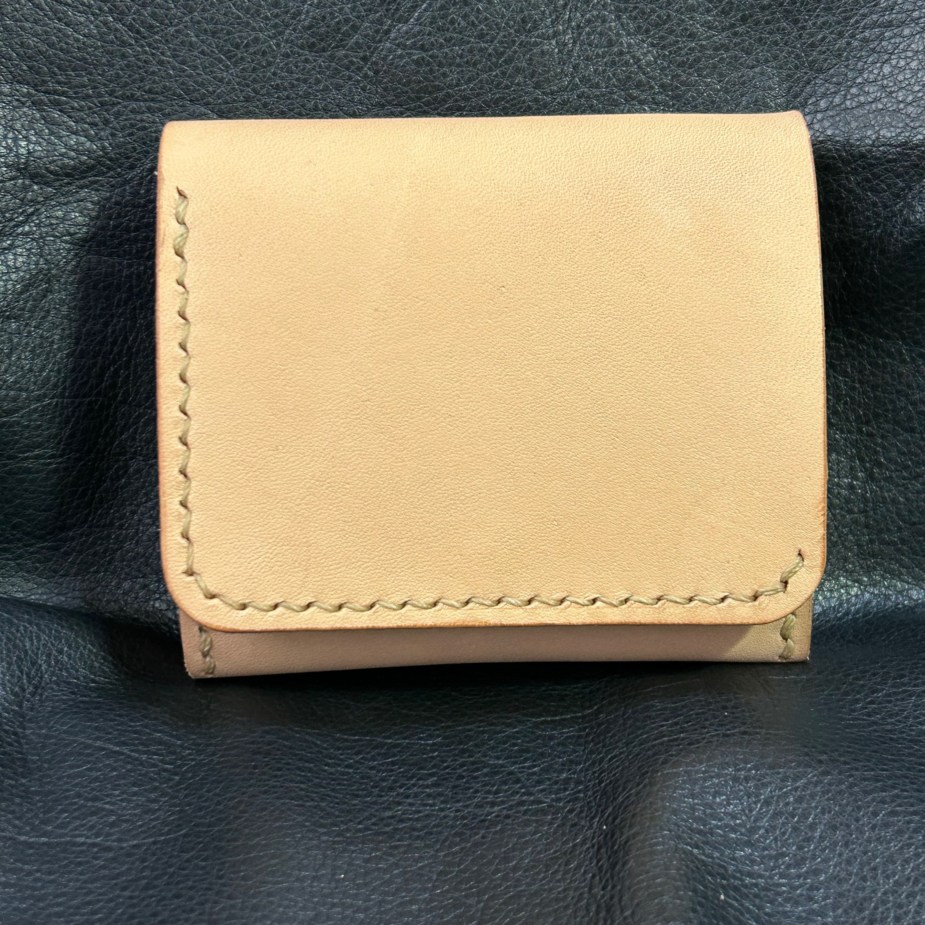 【栃木レザー】シンプル二つ折り財布  シンプルなのに抜群の収納力