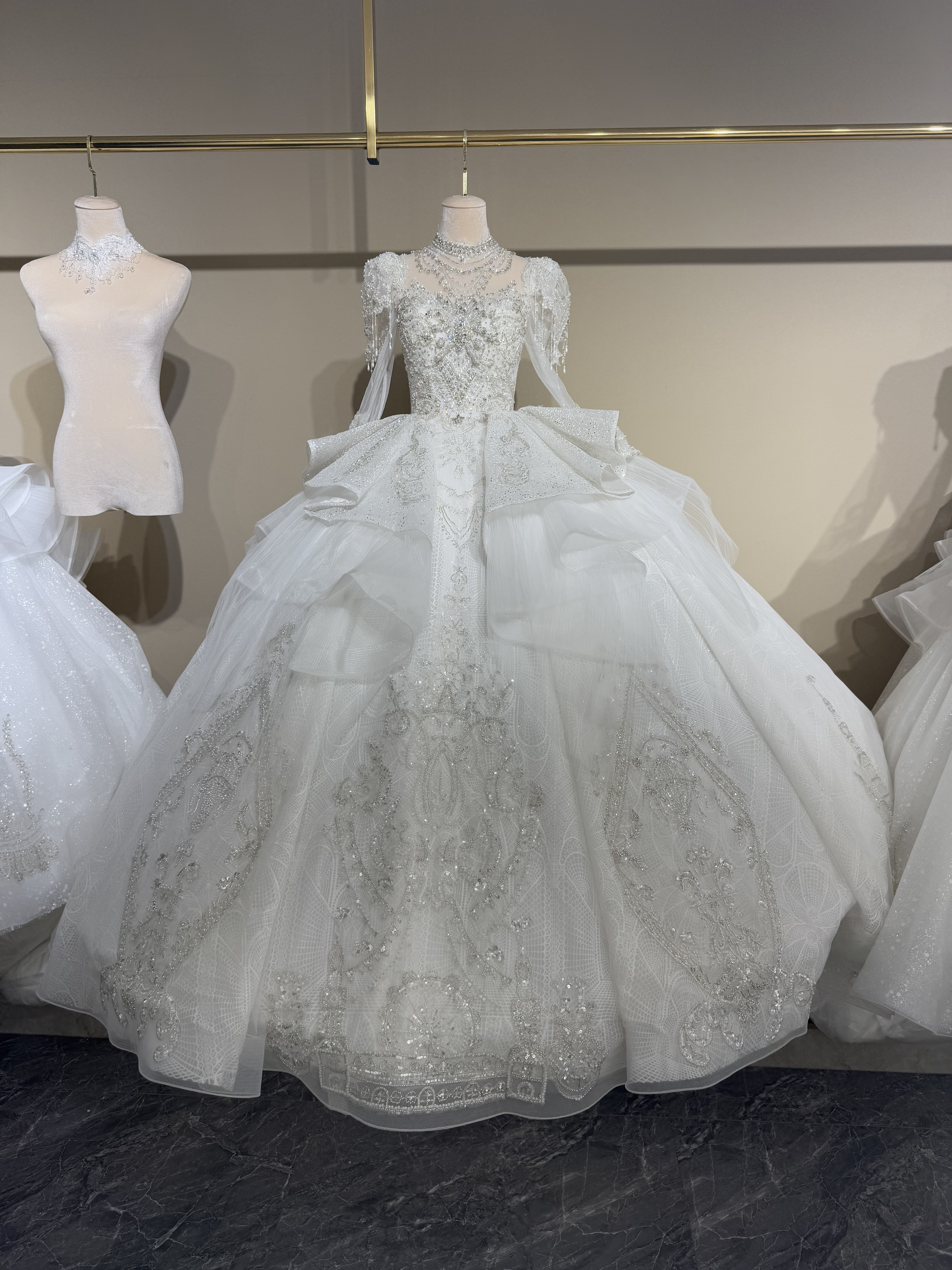 新作お勧め　半袖　ネックレス付き　アンティークなウェディングドレス　優雅　プリンセスライン　ラメ入り　グッリター　前撮り