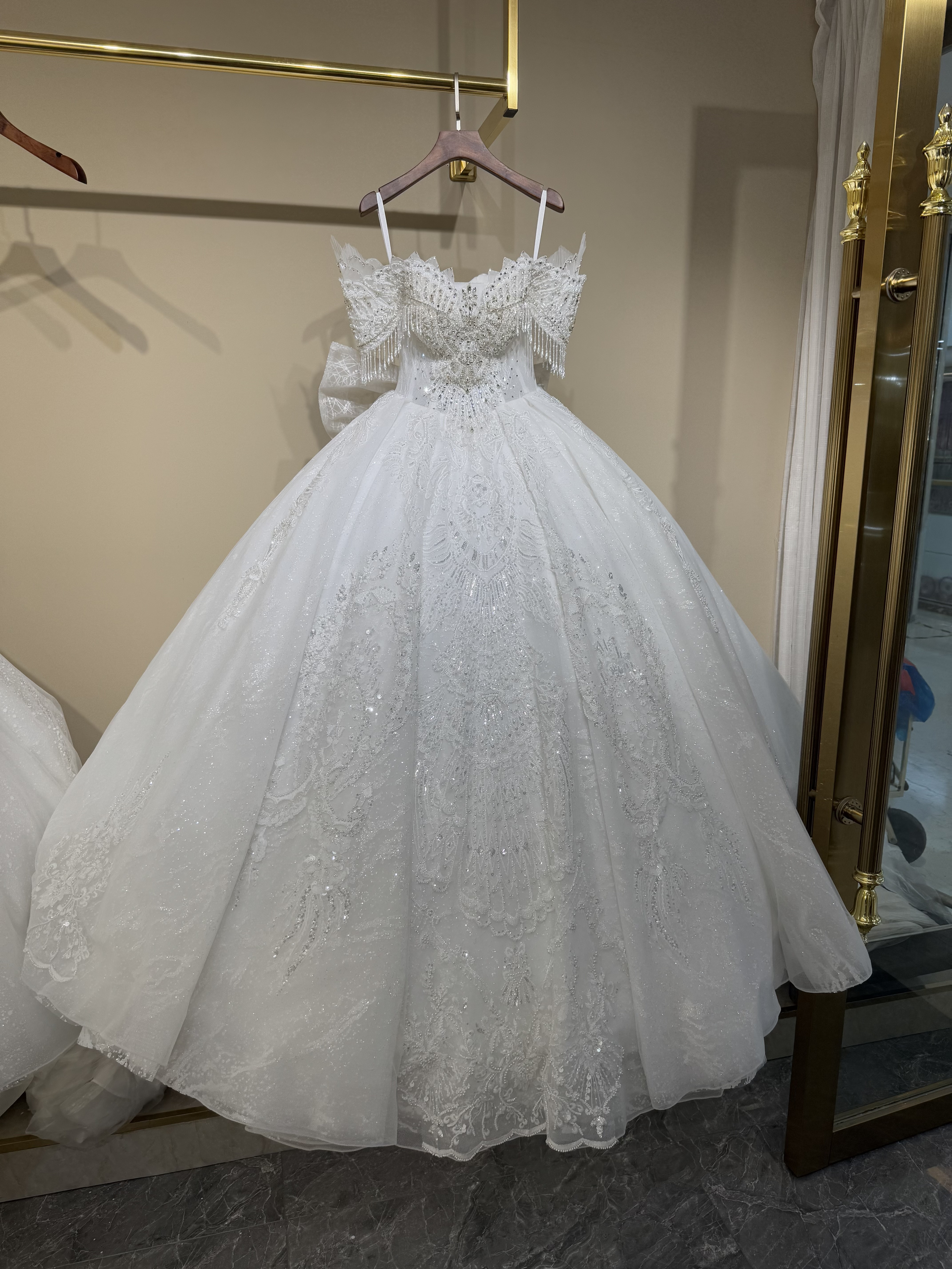 大人気上昇中　オフショルダー　二の腕カバー　ストーンビジュー付き　ロングトレーン　華やかな　ブライダル　海外挙式チュール