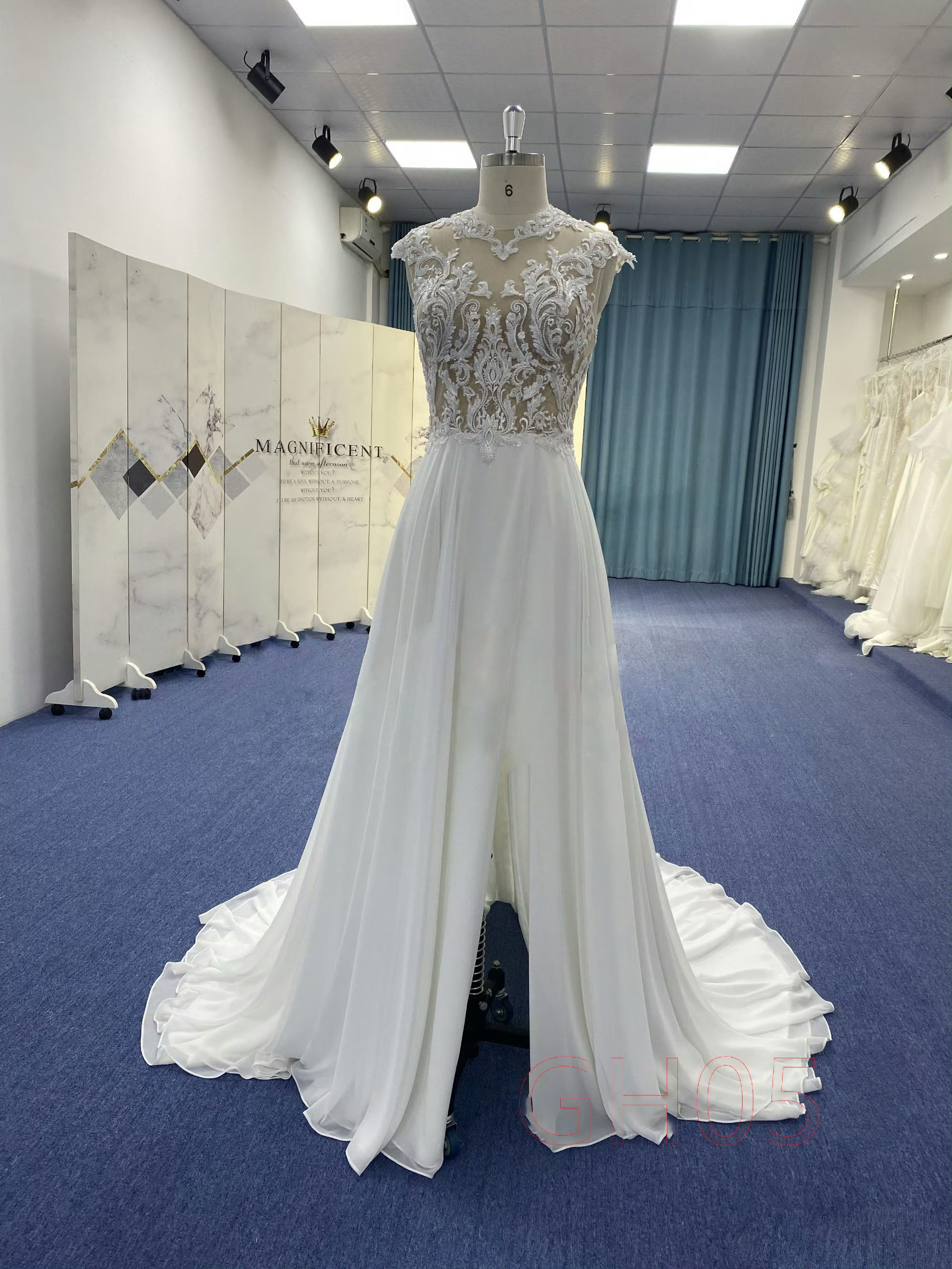 新作！見逃さない　イリュージョンネック　上品な花レース　背中みせ　袖なし　くるみボタン　Aライン　細見えシルエット二次会