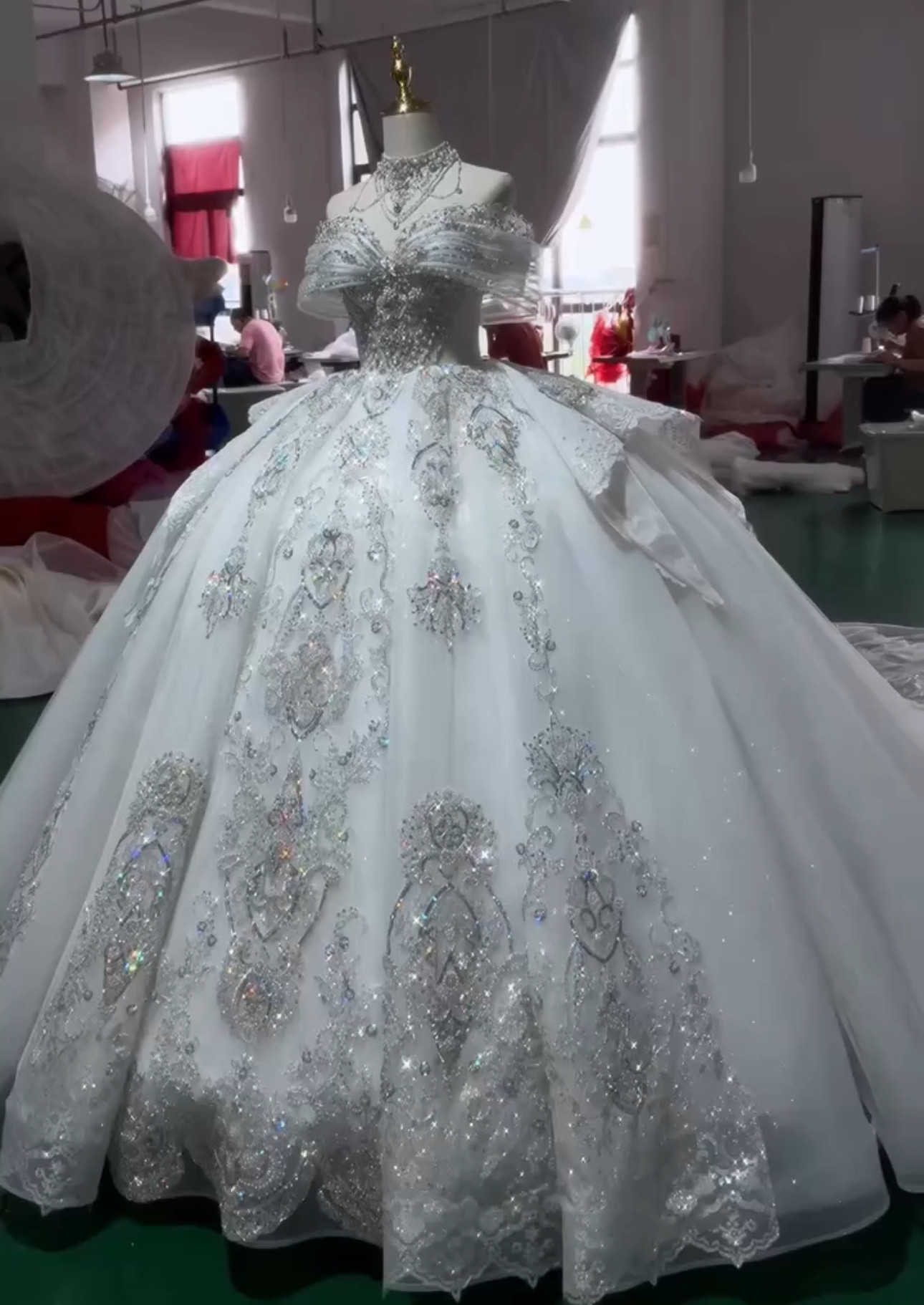 輝きな光彩を放つ オフショルダー　二の腕カバー　ソフトチュール　キラキラレース　ボリューム感　プリンセスラインブライダル