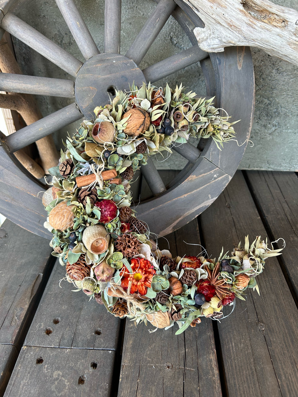 秋の実りの三日月リース★ドライフラワーリース★ハロウィンリース 1枚目の画像