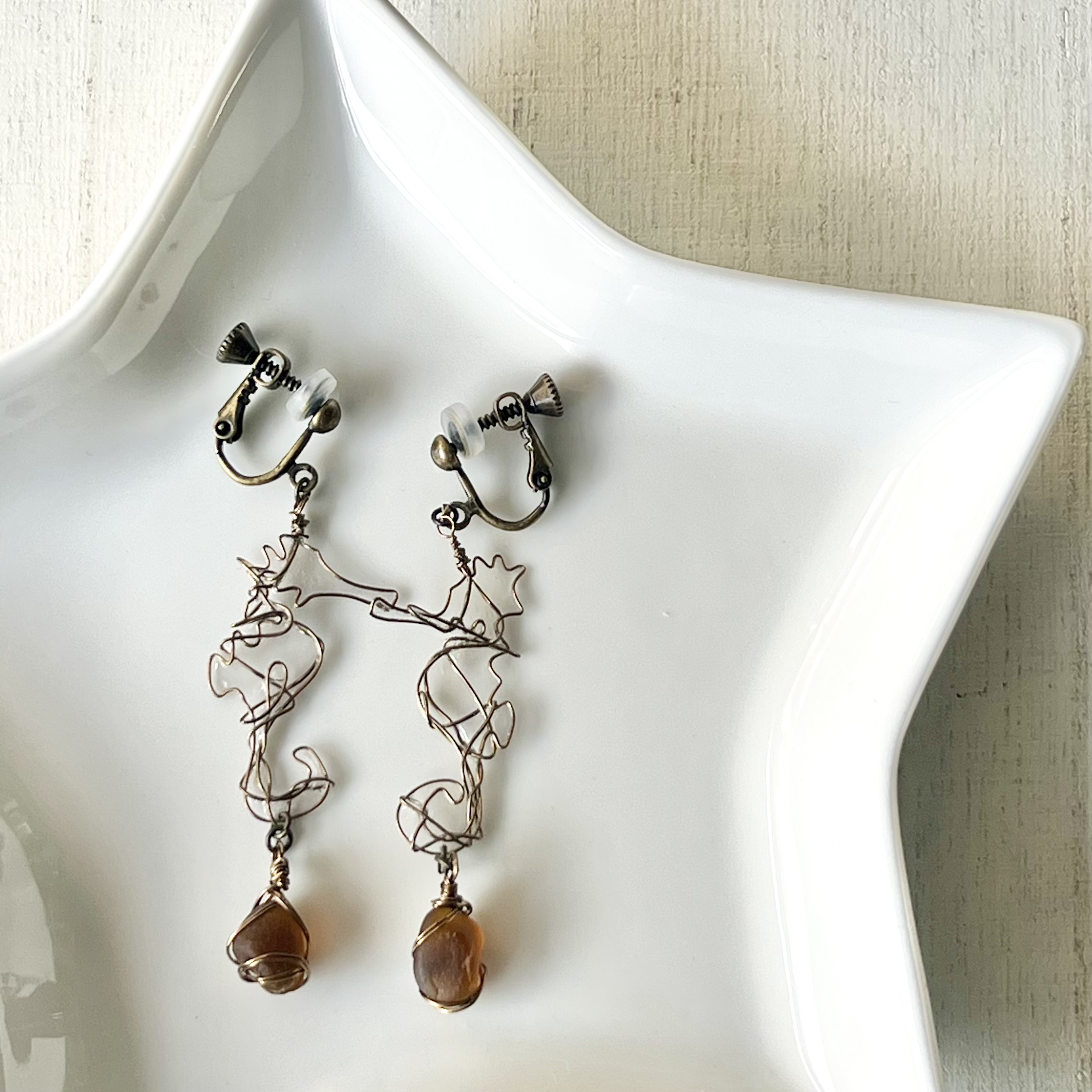 幸せの象徴タツノオトシゴの大人ブラウンシーグラスが揺れるイヤリング〝yurayura〟